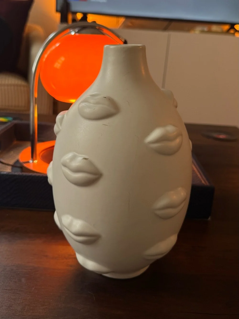 White Round Lip Motif Vase